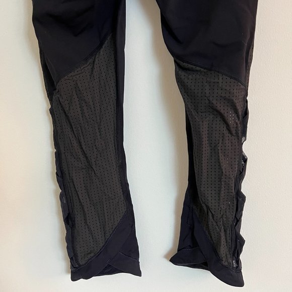 Lululemon‎ cropped leggings in navy with floral patterned waistband - Picture 6 of 6